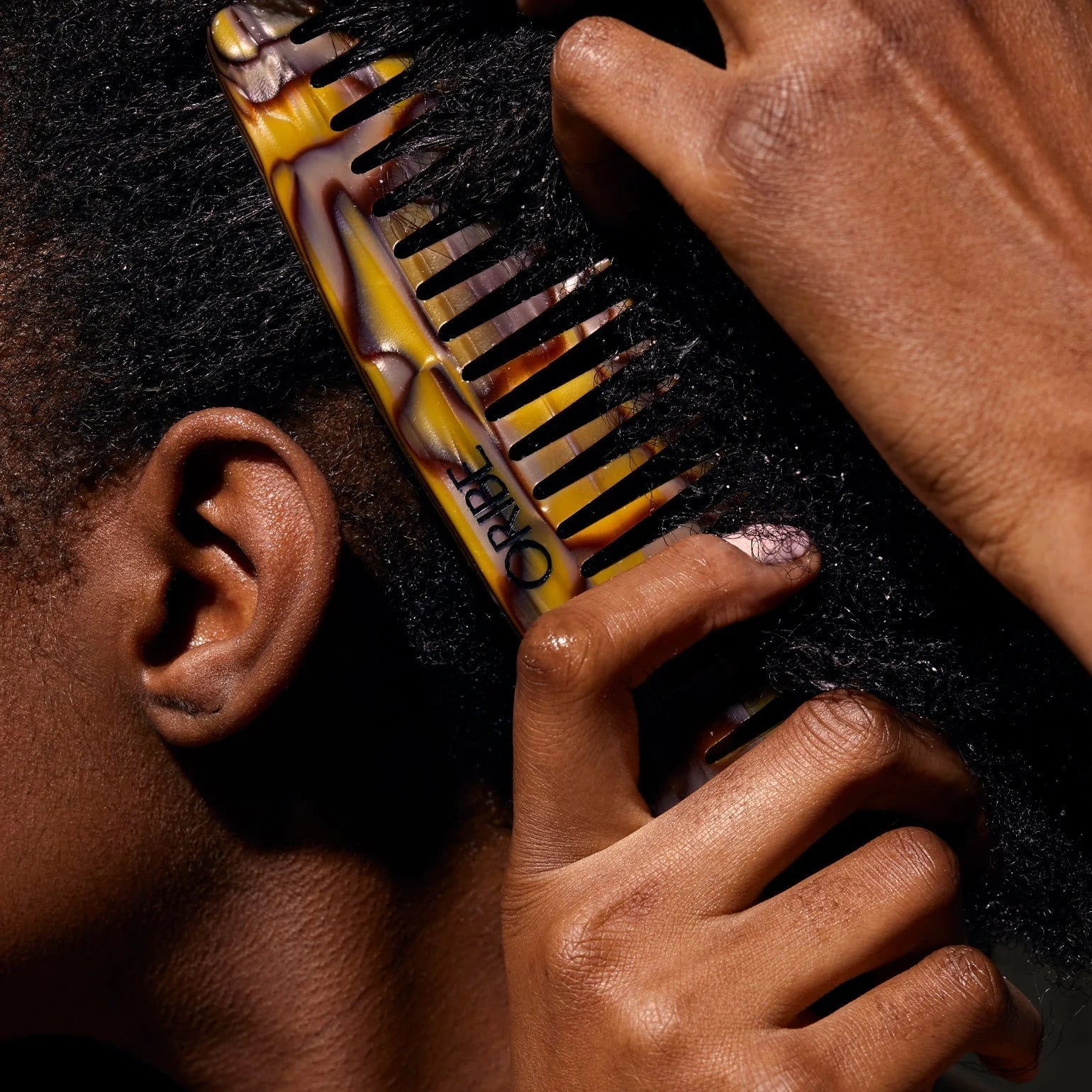 Oribe Resin Wide Tooth Comb must-hair